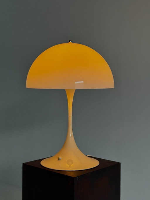 Lámpara de mesa Louis Poulsen Panthella de Verner Panton