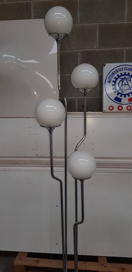 Image 1 of Ensemble de deux lampadaires italiens Goffredo Reggiani à orbe chromé des années 1960
