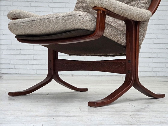 Image 1 of Fauteuil uit de jaren 70, Noors design, stof van een wollen mix, gebogen hout.