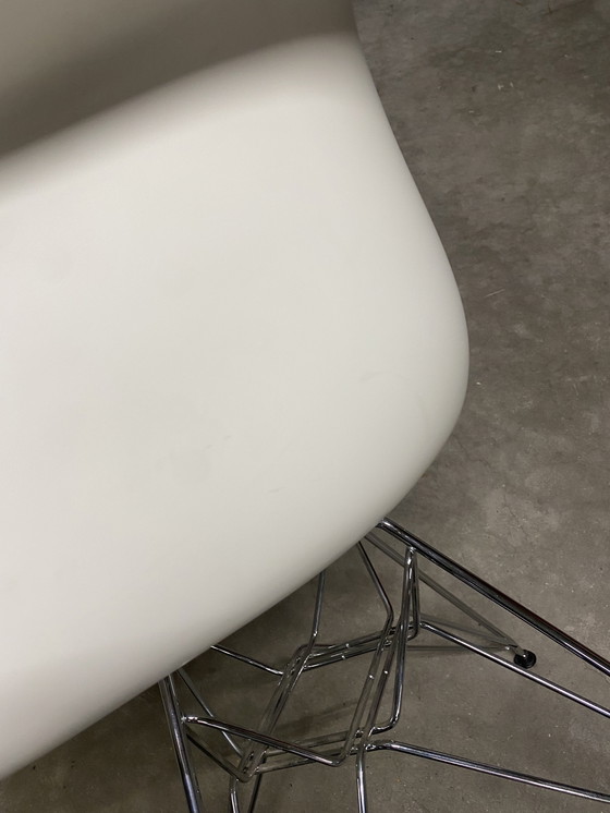 Image 1 of Silla Vitra Eames con estructura blanca y cromada