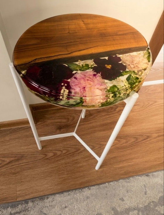 Image 1 of Handgemaakte bijzettafel met bloemenmotief van hars en amandelhout | Pioenrozen geconserveerd in epoxyhars