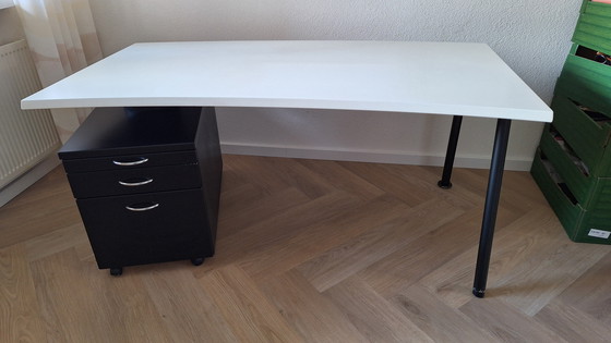 Image 1 of Hülsta buro met gebogen wit blad zwart stalen ladenblok