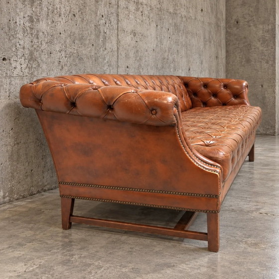 Sofá Chesterfield / Cuero coñac marrón / Acolchado profundo / Años 80 – Sofás (Couches), Leather (photo 5 of 6)