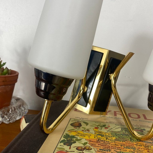 Double Corner Wall Sconce 1950s-1960s Gold Metal and White Opaline Glass Shades – wandlampen (photo 2 of 9)