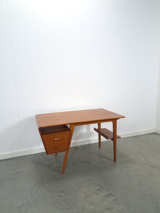 Image 1 of Teak vrijstaand partner bureau met schuine vormen, lades en extra uitschuifbaar werkblad