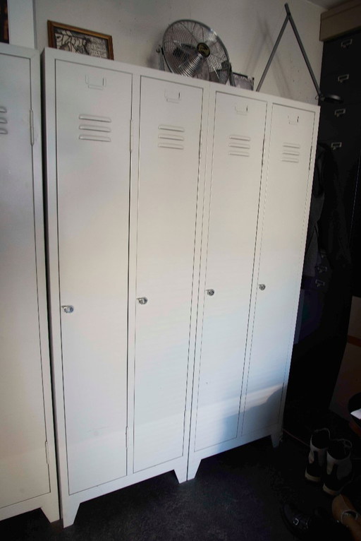 3 Lockers Grijs Metaal Met Hangstangen en Een Plankje