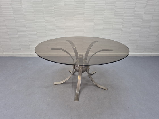 Image 1 of Table basse « Sputnik ». Table vintage en verre fumé avec finitions chromées.