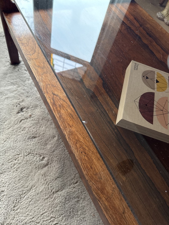 Image 1 of Table basse en palissandre avec plateau en verre fumé