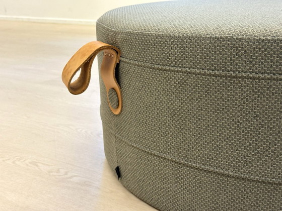 Pouf Bolia Grab grand format Ø80 vert olive design OOOJA – Poufs & repose-pieds, Leather, Textile (photo 4 of 5)