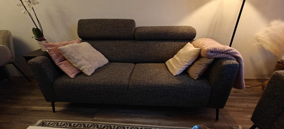 Wunderschönes Set aus 2-Sitzer-Sofas mit verstellbaren Kopfstützen – 2 Sitzer Sofas, Textile (photo 5 of 5)