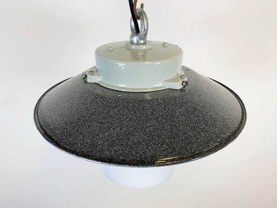 Image 1 of Lampada a sospensione industriale in vetro opalino, anni '70