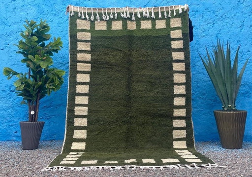 Alfombra bereber Atlas hecha a mano, artesanía tradicional, verde y blanco, 150 x 250 cm.