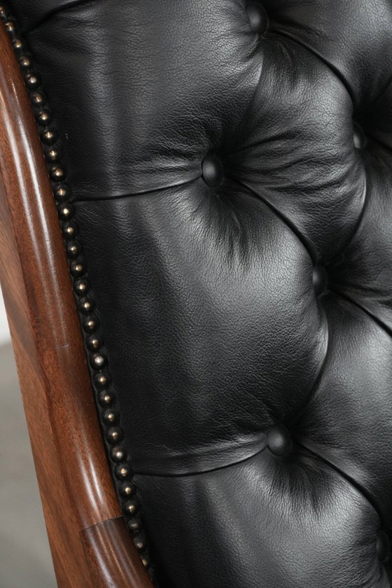 Image 1 of Poltrona Chesterfield in pelle di vacchetta nera, classica e confortevole, in buone condizioni
