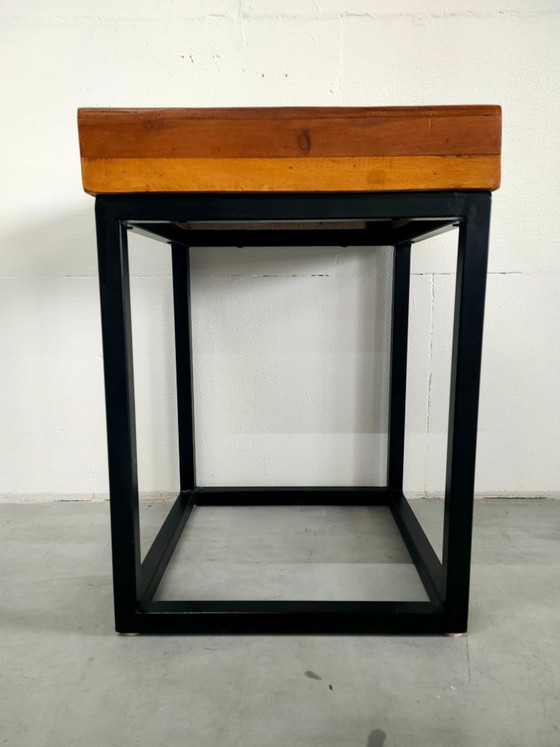Image 1 of Mesita auxiliar, mesa para plantas, estructura metálica con tablero de madera gruesa.