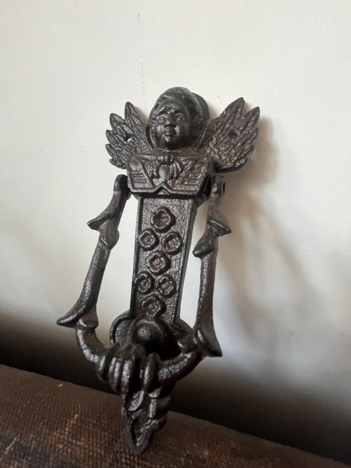 Battente per porta antico in ghisa a forma di angelo