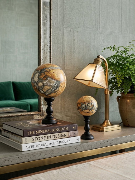 Par de esferas de jaspe Maligano: escultura mineral sobre pedestales.