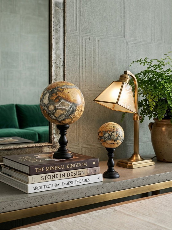 Image 1 of Par de esferas de jaspe Maligano: escultura mineral sobre pedestales.