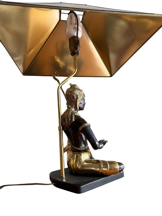 Image 1 of Bronzestatuenlampe im Stil der Mitte des 20. Jahrhunderts mit goldfarbenem Schirm