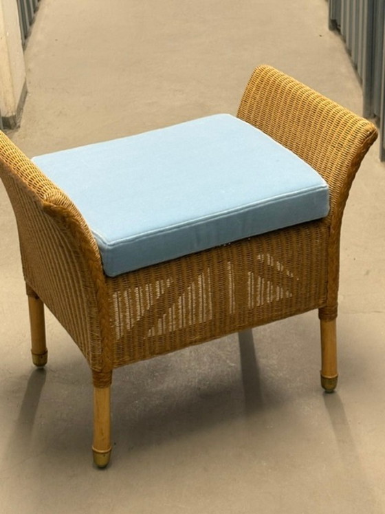 Vier Lloyd Loom Chairs und ein Hocker – Esszimmerstühle, Papier (photo 4 of 6)