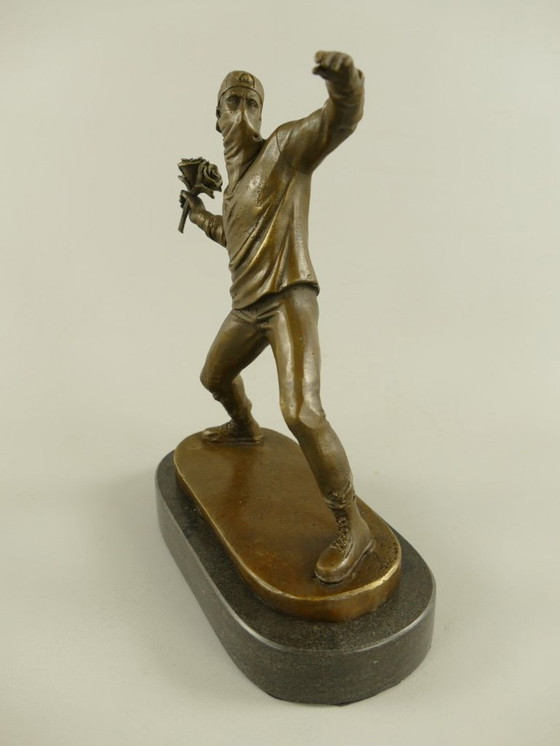 Image 1 of Statua in bronzo di Banksy lanciatore di fiori, modello piccolo