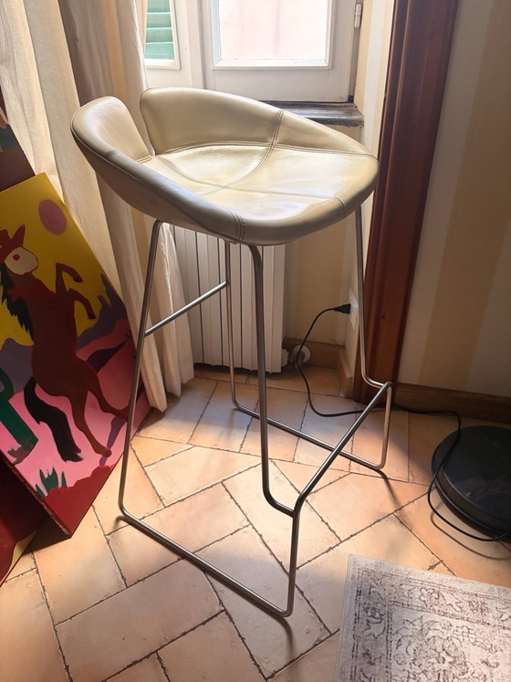 Autentico Sgabello da Bar Moroso in Pelle Italiana, Avorio / Crema | Design Scultoreo, Sgabelli, Metallo (foto 5 di 6)