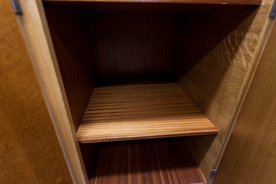 Image 1 of Französischer Kleiderschrank mit geschwungenen Beinen, 3 Türen, 1 Spiegel (27 x 130 cm) und 1 Schublade