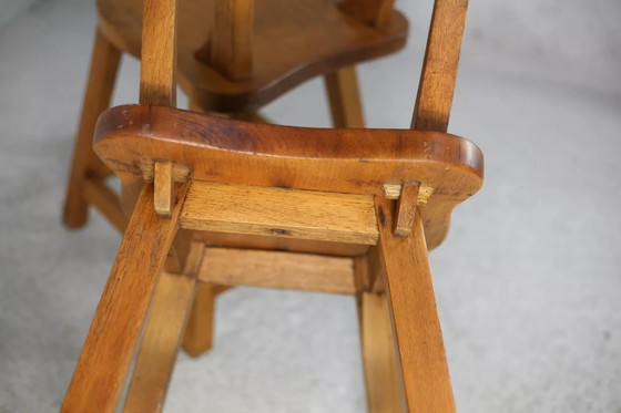 Image 1 of 2x Brutalistische Hocker mit Rückenlehne aus Holz