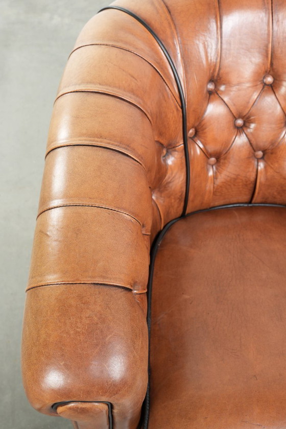 Image 1 of In goede staat verkerende schapenleren chesterfield clubfauteuil in Engelse stijl
