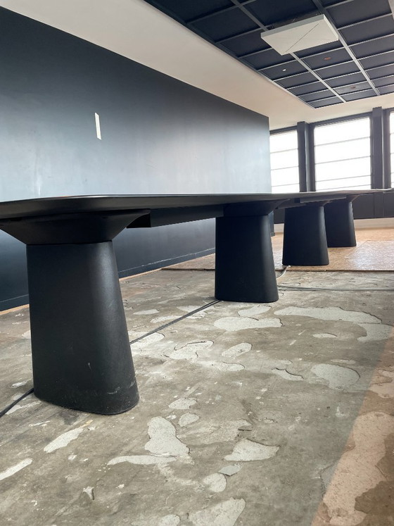 Image 1 of Mesa de reuniones en clase - 16/18 personas