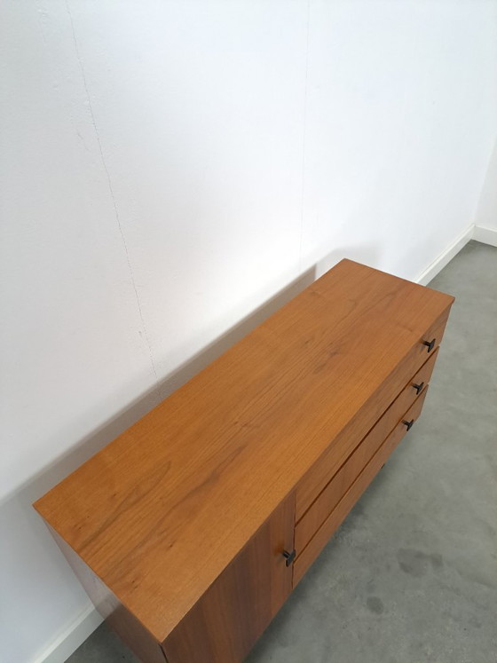 Image 1 of Zapatero con espacio de almacenamiento y tiradores negros.