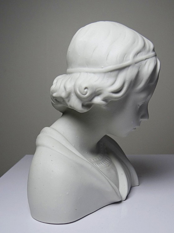 Image 1 of Busto de un niño en bizcocho de porcelana blanca de Limoges, obra de Camille Tharaud.
