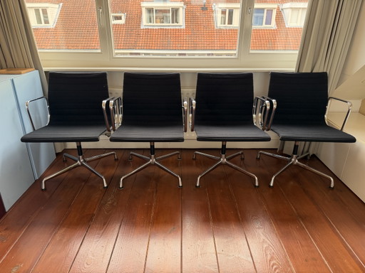 4x Vitra Aluminium Chairs EA 107 – eetkamerstoelen