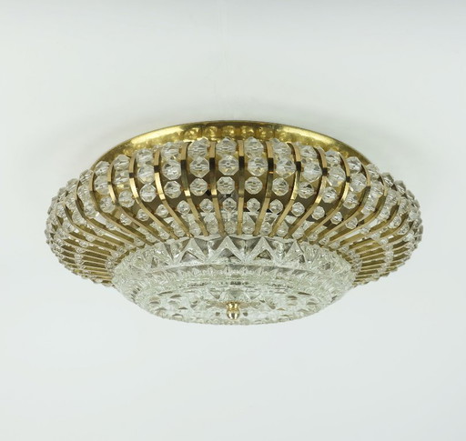 Plafonnier style Hollywood Regency des années 1960, en laiton et verre.