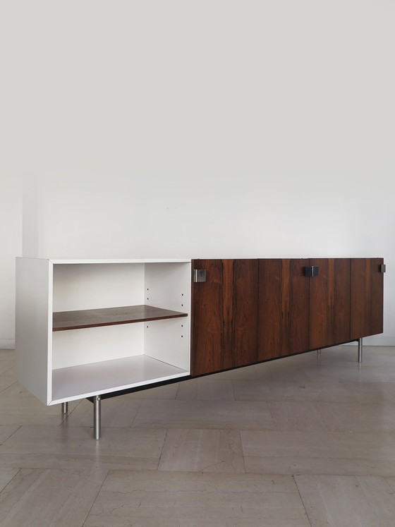 Credenza in formica bianca e legno scuro, Italia, anni '60 – Credenze con vetrina, Metallo (photo 2 of 19)