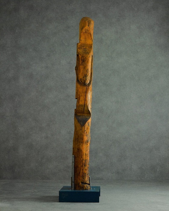 Image 1 of Levensgroot mensachtig beeldhouwwerk van hout