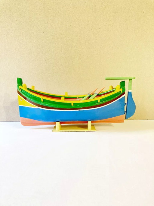 Modellino di barca da pesca in legno dipinto