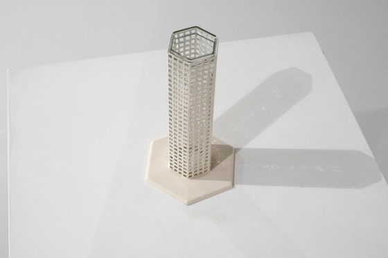 Image 1 of Vaas "Wolkenkrabber" van Josef Hoffmann voor Bieffeplast, Italië, jaren 80.