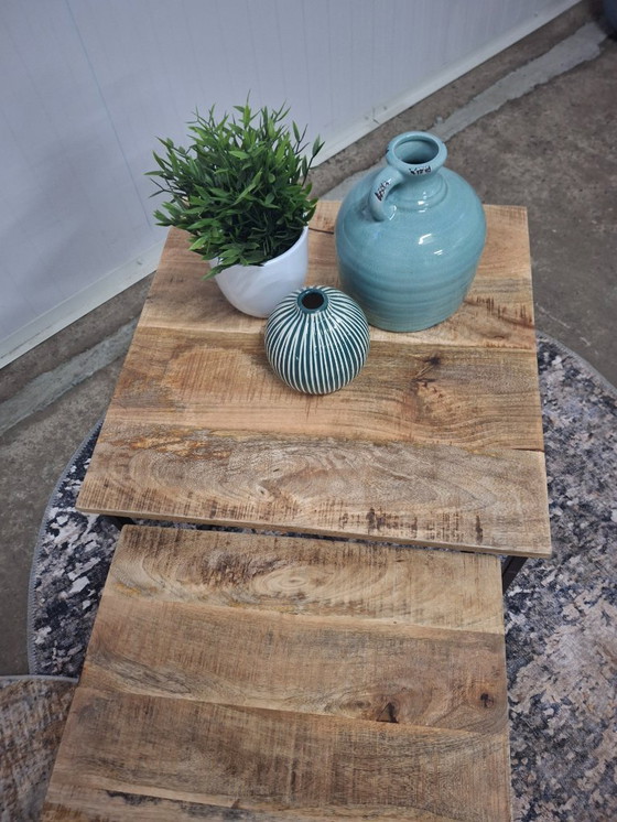 Image 1 of Ensemble de 4 tables basses en bois de manguier et métal, neuves