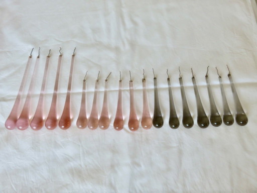 Set aus 18 rosa und grauen Murano-Glasanhängern in Tropfenform