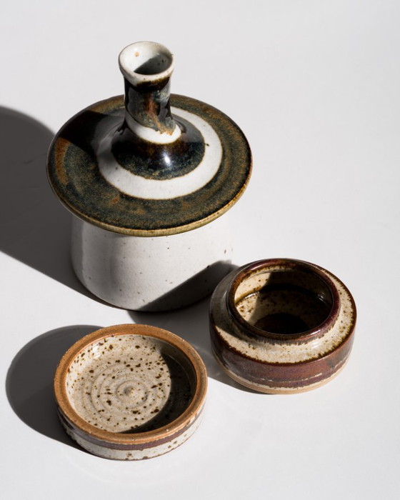 Image 1 of Kuratiertes dänisches Studio-Keramik-Ensemble: Vase von Jette Andersen und Schachtel von Marianne Starck
