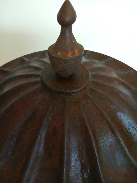 Image 1 of Großer gusseiserner Gartenbecher mit Deckel