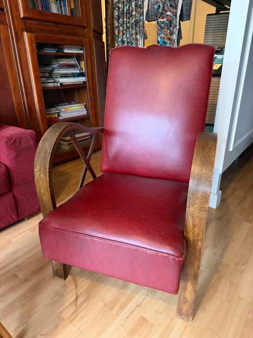 Poltrona rossa con braccioli in legno