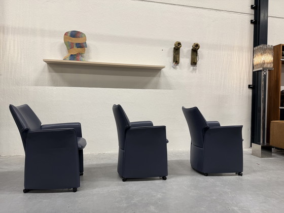 Image 1 of 3 Leolux Tamarinde Esszimmerstühle auf Rollen, blaues Leder