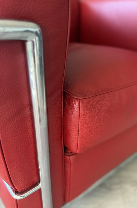 Image 1 of 2 vintage LC2 Le Corbusier stoelen in rood leer, Italië, jaren 80
