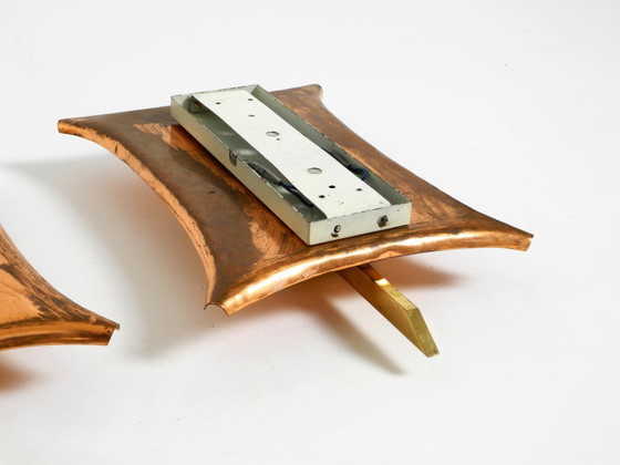 Image 1 of Appliques murales d'église uniques, grandes et lourdes, de style milieu du siècle, en cuivre et laiton