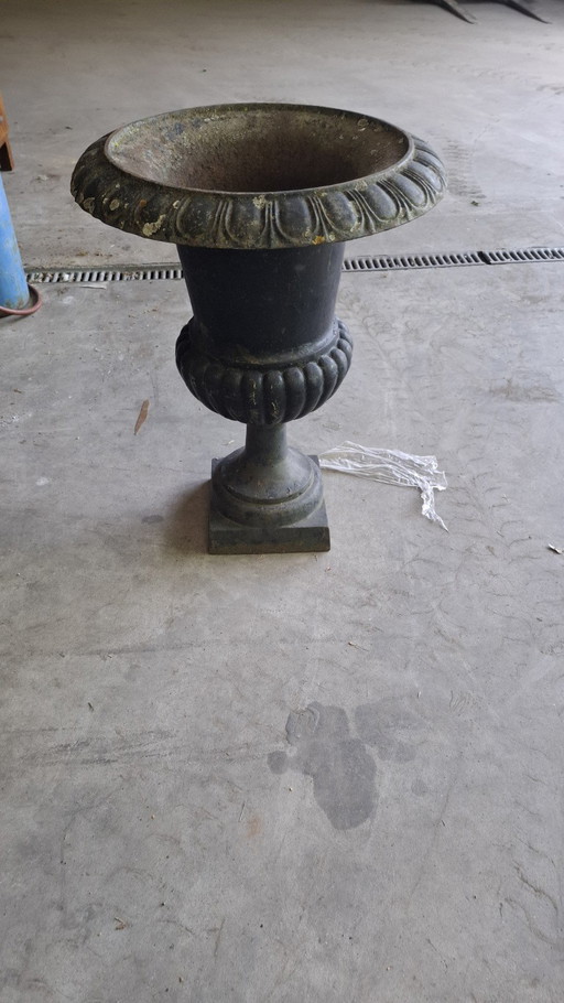 Grand vase en fonte sur pied | 76 cm de haut | 2 pièces
