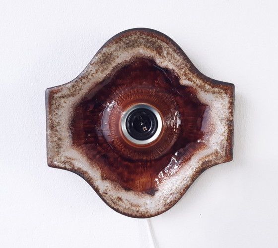 Image 1 of 1 van 2 Keramieken aardewerken roodbruine vintage wandlampen, west germany fat lava stijl, keramische retro wandlamp, space age 