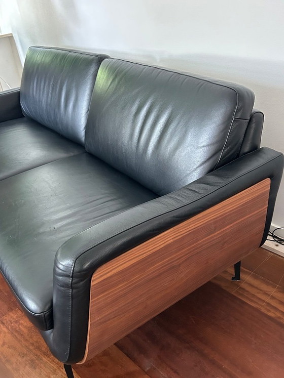 Sofá Nola de cuero de 2,5 plazas – Leather, Metal (photo 5 of 5)