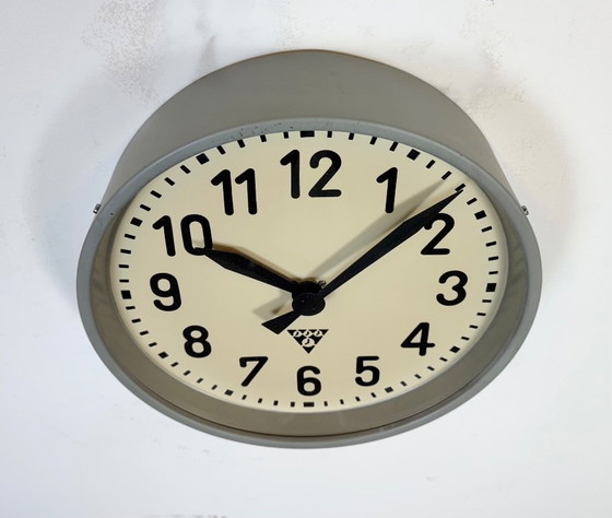 Image 1 of Industriële fabriekswandklok van Pragotron, jaren 60