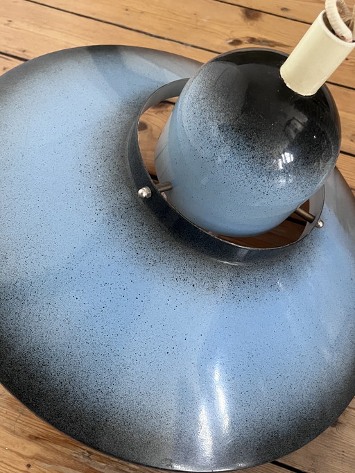 Lampada a sospensione in stile retrò scandinavo smaltata blu e nera di Belid
